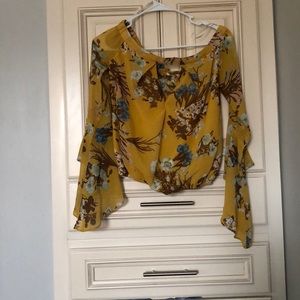 Beautiful yellow w/ flowers blouse!🔥👍💯